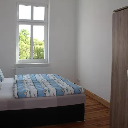 Alt-berliner Schwanenhof * Lychen